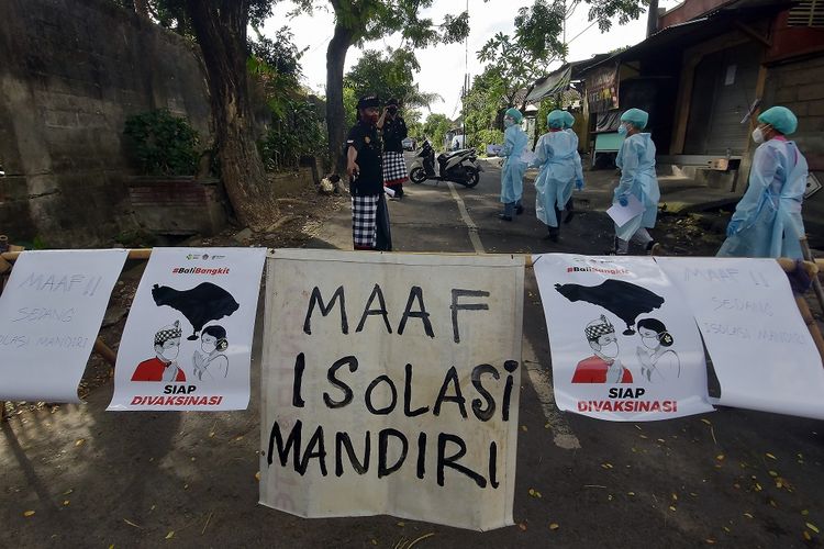 Petugas kesehatan memasuki area isolasi mandiri saat melakukan pendataan bagi warga yang terpapar COVID-19 di Banjar Terunasari, Desa Dauh Puri Kaja, Denpasar, Bali, Kamis (1/7/2021). Satgas COVID-19 menerapkan PPKM Mikro secara ketat di kawasan tersebut menyusul 20 warga setempat dinyatakan positif COVID-19 setelah melakukan tes usap PCR yang diikuti 43 warga pada Selasa (29/6). ANTARA FOTO/Nyoman Hendra Wibowo/wsj.
