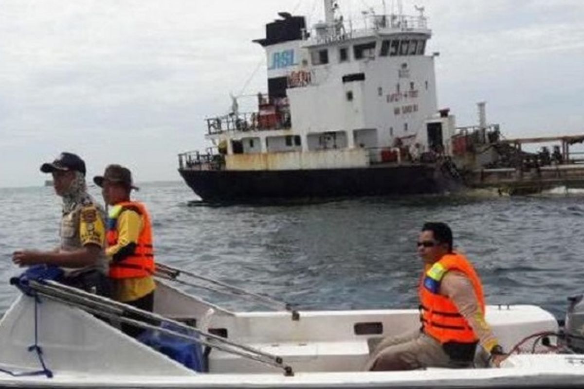 Kapal MT Elizabeth (di latar belakang) robek lambung kanannya akibat bertabrakan dengan kapal pengangkut barang KM Bhaita Jaya Samudera di perairan Kepulauan Seribu, Jumat (7/4/2017).