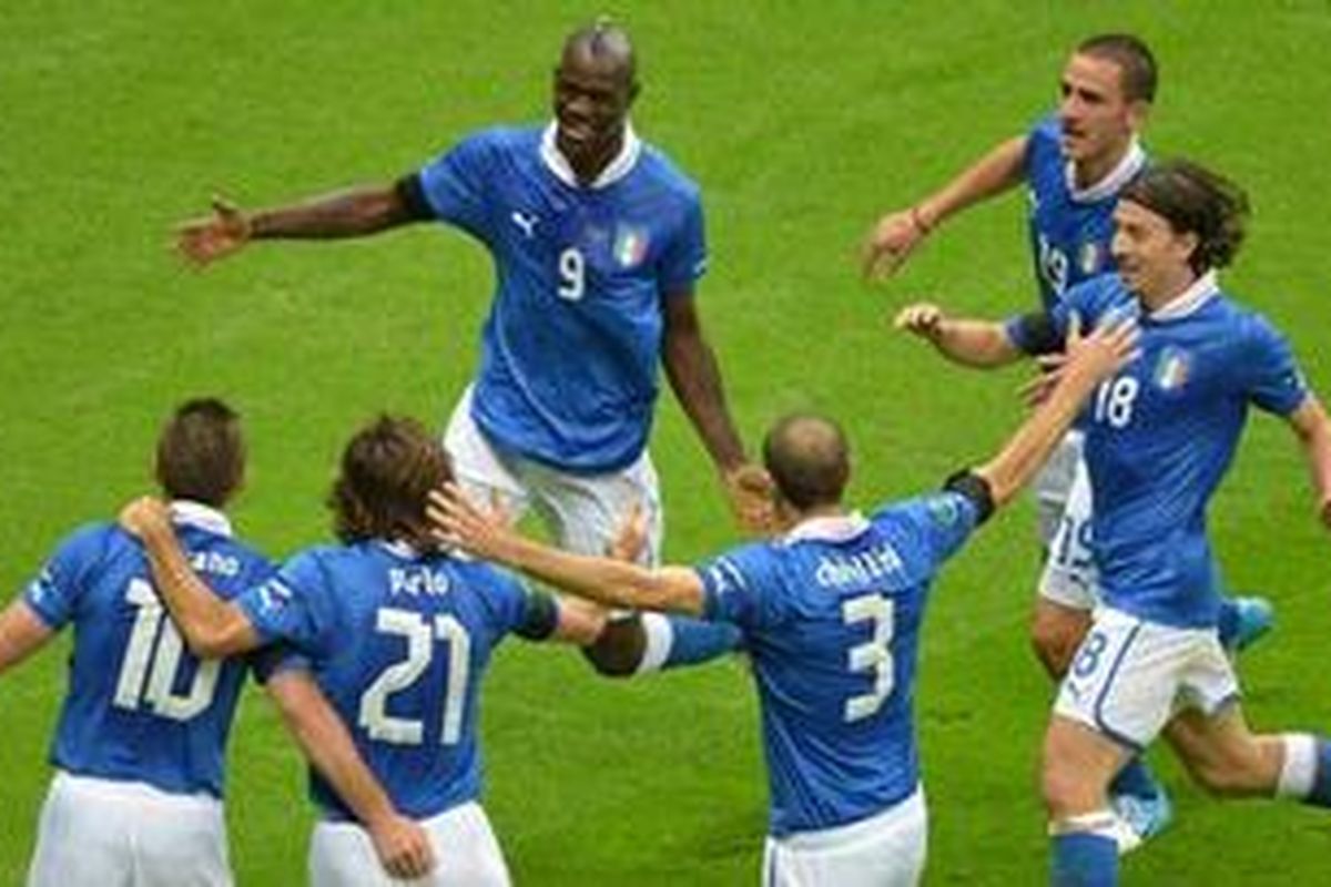 Para pemain Italia merayakan kemenangan 2-1 atas Jerman di semifinal dan lolos ke final untuk menantang juara bertahan, Spanyol.
