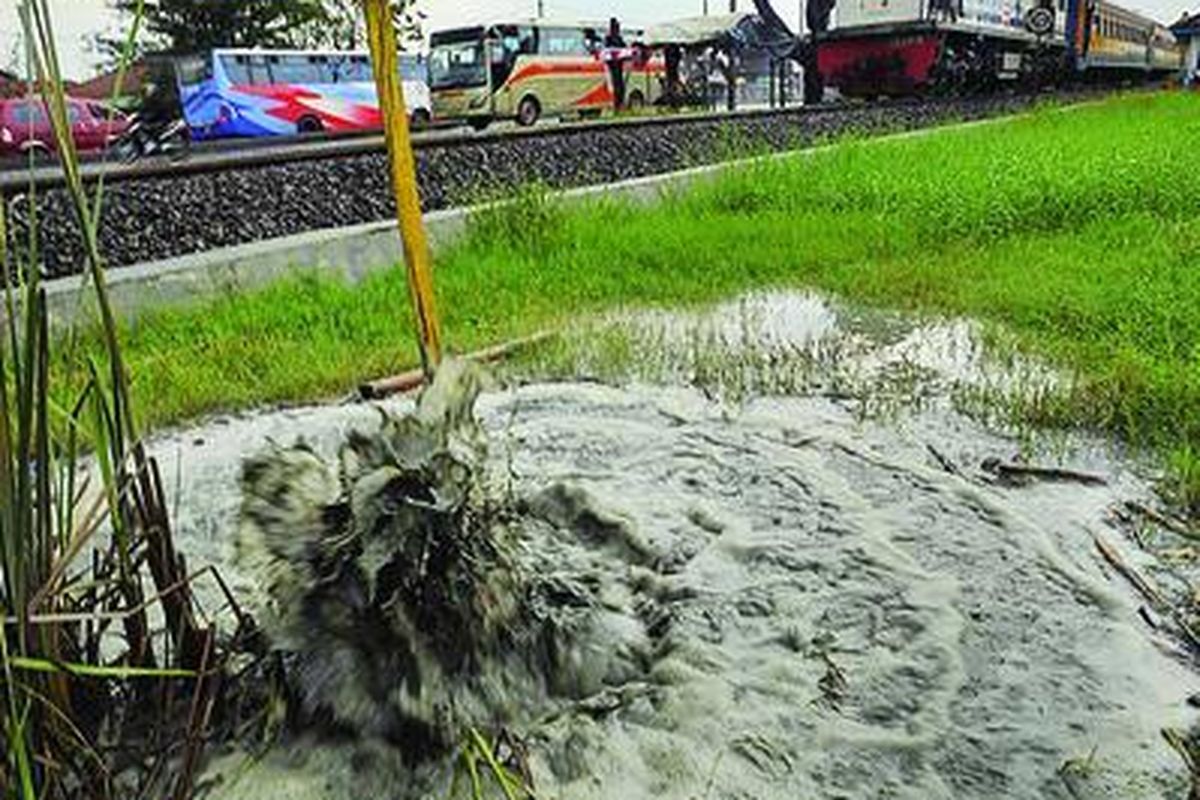 Semburan baru lumpur di dekat rel kereta api di pinggir Jalan Raya Porong, Sidoarjo, Jawa Timur. Pemerintah ingin mempercepat relokasi rel yang direncanakan sepanjang 26 kilometer dari Sidoarjo-Tulangan- Gununggangsir.