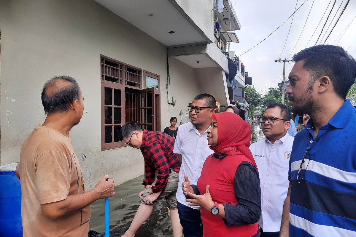 Sejumlah anggota DPRD DKI mengunjungi korban banjir di RT 010 RW 001, Semanan, Kalideres, Jakarta Barat, Selasa (7/1/2020)