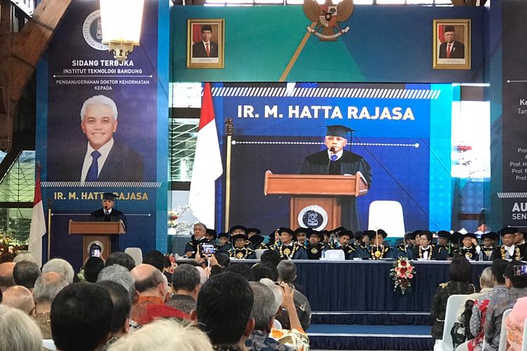 M Hatta Rajasa menyampaikan orasi ilmiahnya dalam penganugerahan Doktor Honoris Causa dirinya dari Institut Teknologi Bandung (ITB), Senin (25/11/2019). 