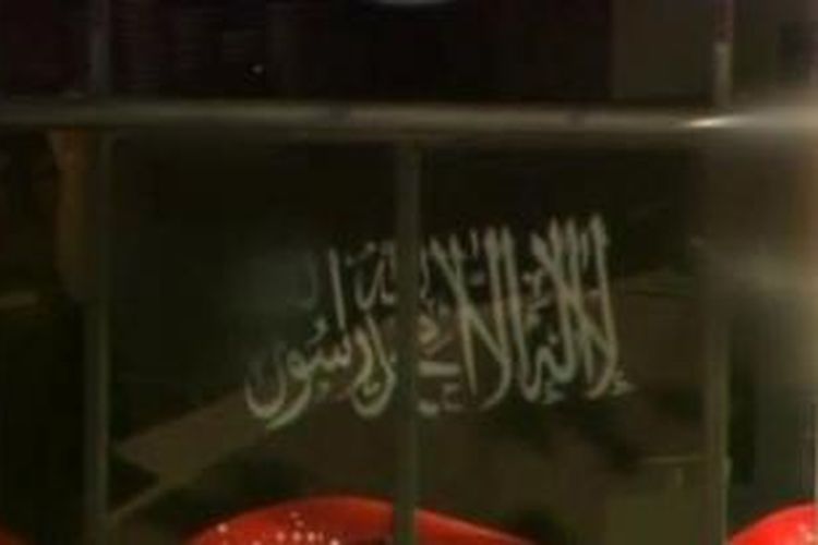 Bendera hitam dengan tulisan Arab yang dibentangkan di jendela kafe lokasi penyanderaan di Sydney diyakini bukan bendera yang biasa digunakan Negara Islam Irak dan Suriah (ISIS).
