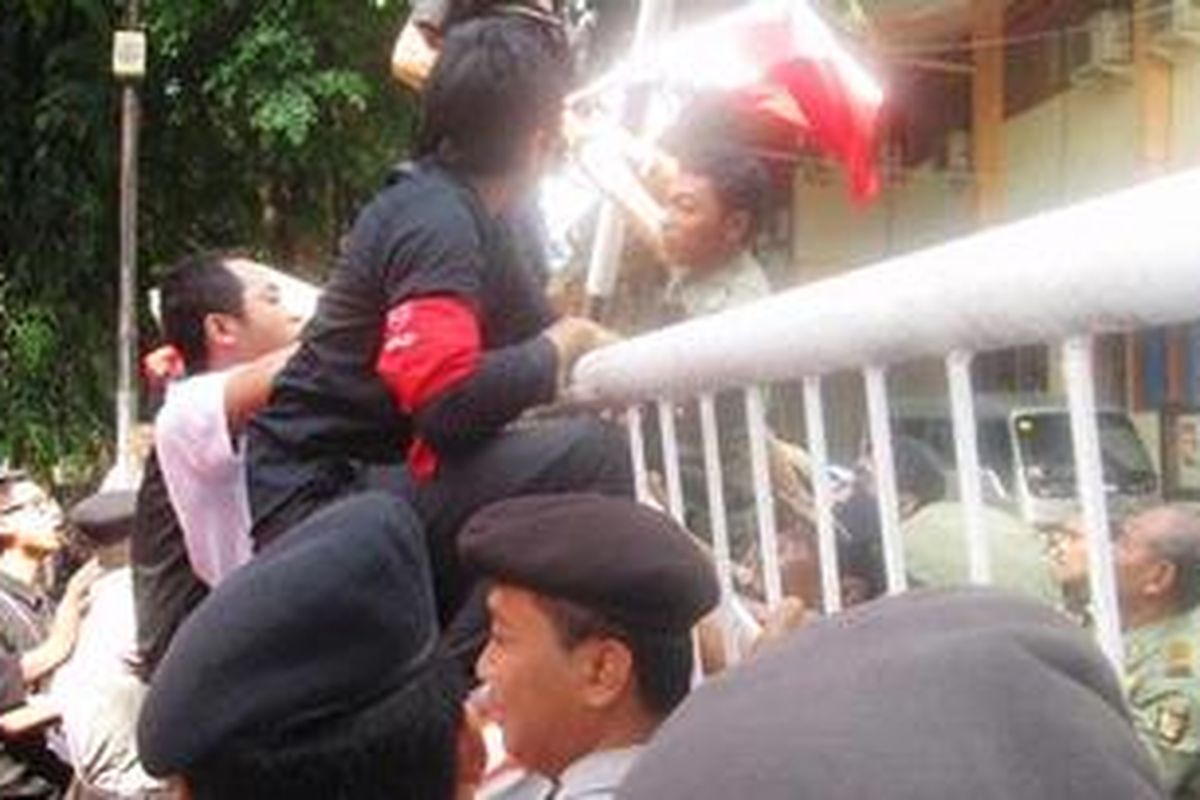 Massa mahasiswa saat merangsek masuk ke Balai Kota Kediri, Jawa Timur, Jum'at (7/12/2012), dalam memperingati Hari Anti Korupsi Internasional.
