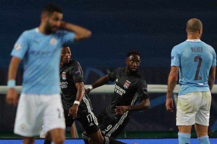 Penyerang Lyon, Moussa Dembele (baju hitam di kanan), merayakan gol keduanya pada laga perempat final Liga Champions kontra Manchester City di Stadion Jose Alvalade, Lisbon, pada 15 Agustus 2020.