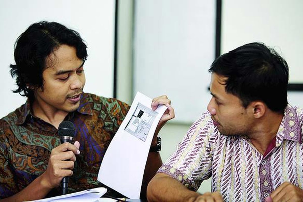 Kuasa hukum Novel Baswedan, Nurkholis Hidayat (kiri); peneliti Indonesia Corruption Watch, Donal Fariz dan pengamat kepolisian, Bambang Widodo Umar (tak tampak) menyampaikan tanggapan mengenai kasus simulator berkendara di Kantor Transparency International Indonesia, Jakarta, Kamis (18/10). Mereka menyampaikan fakta adanya dugaan rekayasa kasus terhadap Novel Baswedan serta mendesak Polri agar segera melimpahkan berkas perkara simulator berkendara itu kepada Komisi Pemberantasan Korupsi.