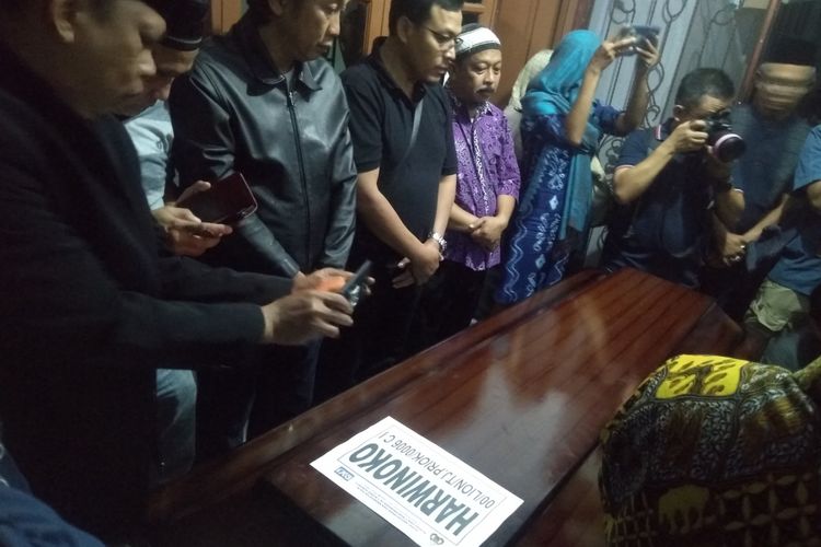 Sejumlah pelayat berdiri di samping peti mati berisi jenazah Harwinoko, salah satu korban kecelakaan pesawat Lion Air JT 610. Jasad Harwinoko berhasil diidentifikasi oleh tim DVI Mabes Polri, Minggu (4/11/2018). Jenazah kemudian dibawa ke rumah duka di Jalan Palayu Raya, Kelurahan Tegal Gundil, Kecamatan Bogor Utara, Kota Bogor. 