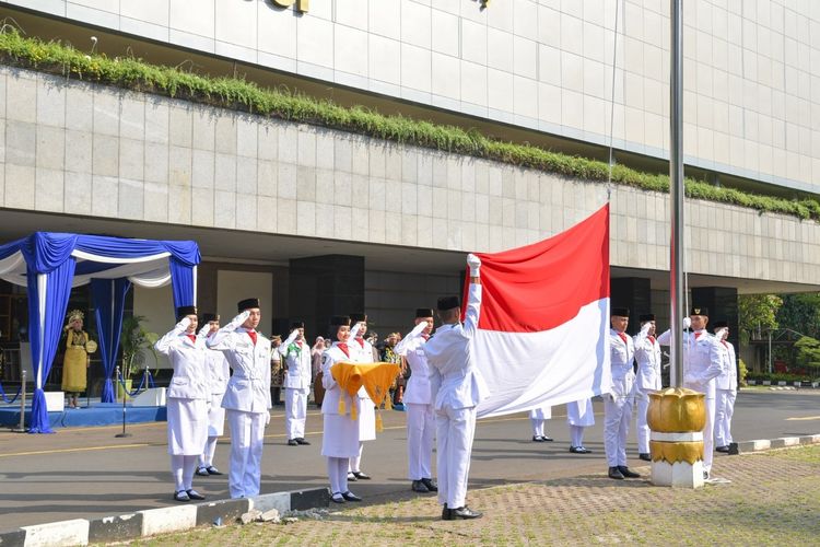 Upacara bendera peringatan Hari Sumpah Pemuda di kantor Kemendikbud Ristek, Sabtu (28/10/2023).