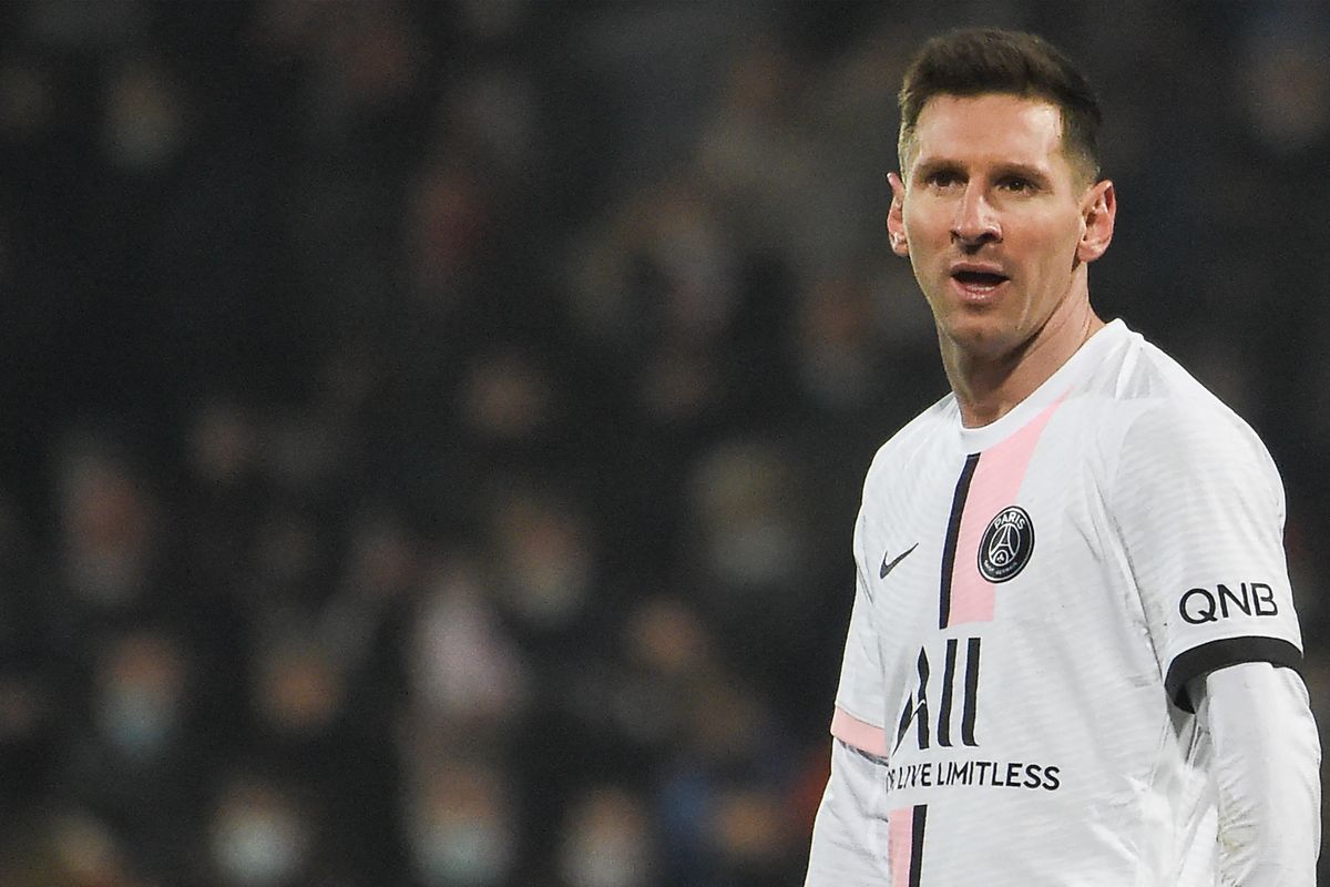 Reaksi penyerang Paris Saint-Germain, Lionel Messi, saat timnya melawan FC Lorient dalam lanjutan Ligue 1 di Yves Allainmat-Le Moustoir Stadium, Lorient, Rabu (22/12/2021). Messi gagal mencetak gol dan PSG hanya bermain imbang 1-1 setelah Mauro Icardi mencetak gol penyama pada masa injury time.