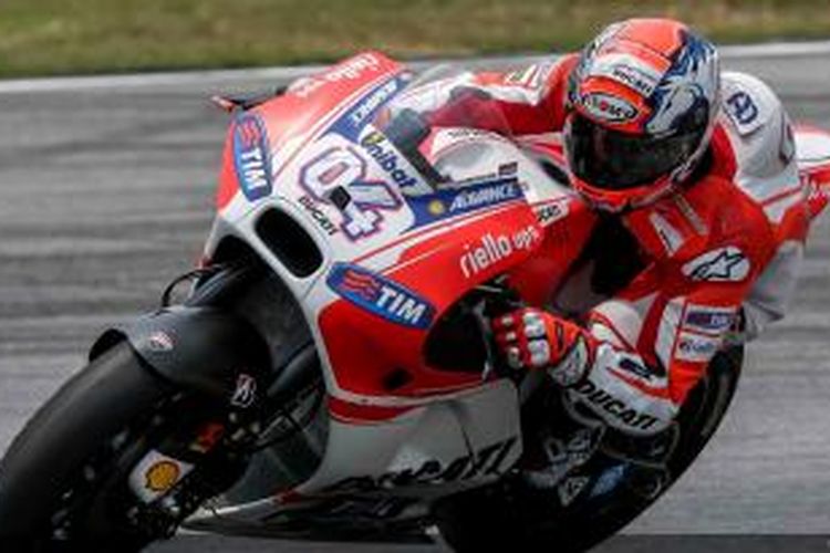 Pebalap Ducati asal Italia, Andrea Dovizioso, memacu motornya pada hari pertama uji coba kedua di Sirkuit Sepang, Malaysia, Senin (23/2/2015).