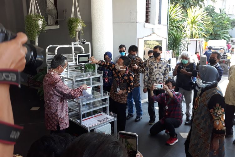 Wali Kota Surabaya Tri Rismaharini saat melihat penggunaan Robot Servis buatan Institut Teknologi Telkom Surabaya di Balai Kota Surabaya, Rabu (13/5/2020).