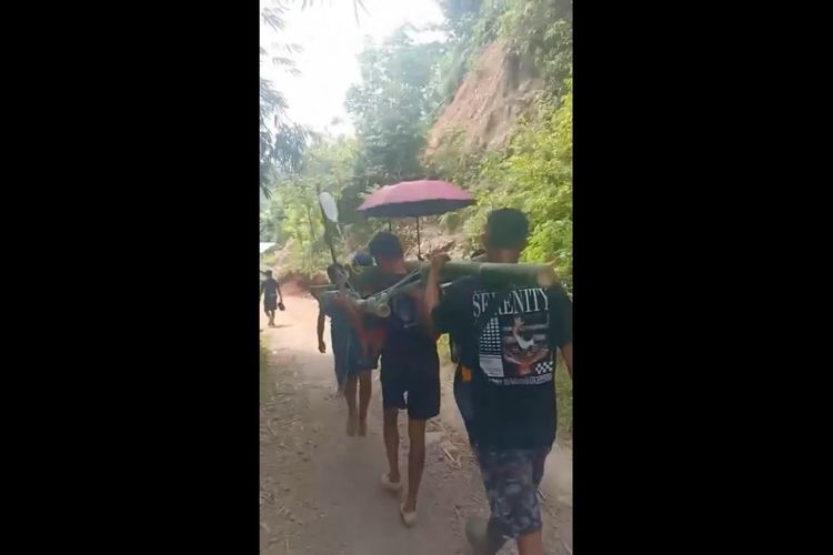 Ibu Hamil di Mamasa Ditandu Warga 15 Kilometer karena Jalan Rusak