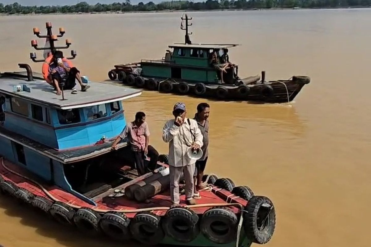 Faqat sutyen kiygan qizning surati Dik pornosini ushlab turadi