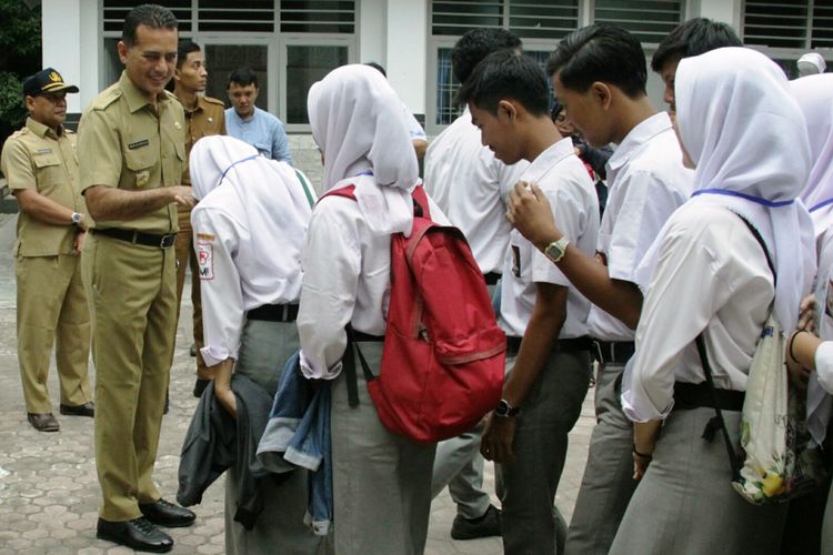 Wagub Sumut Musa Rajekshah melakukan monitoring dan evaluasi UNBK di SMK Negeri 10 Medan, Senin (25/3/2019)