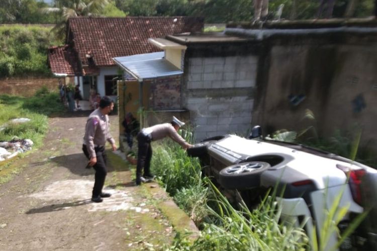 Petugas Satlantas Polresta Tasikmalaya sedang menyelidiki kecelakaan lalu lintas yang menyebabkan seorang pengendara motor meninggal dunia di Jalan Jamanis Kabupaten Tasikmalaya, Jawa Barat, Senin (19/12/2022) siang.