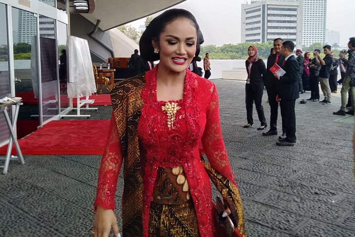 Anggota DPR RI dari Fraksi PDI Perjuangan Krisdayanti usai pelantikan di Kompleks Parlemen, Senayan, Jakarta, Selasa (1/10/2019)