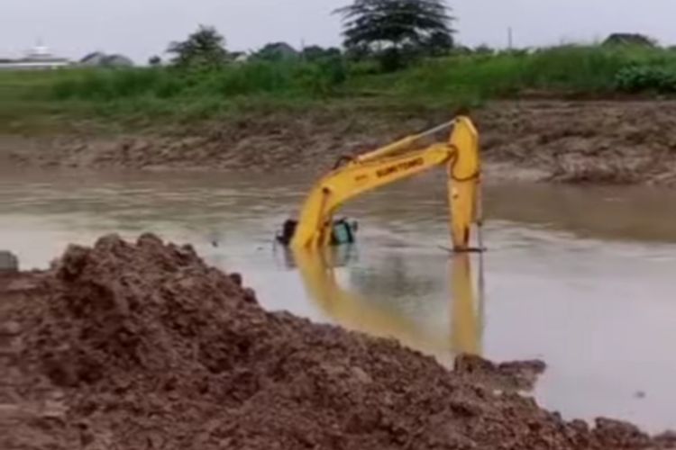 Ekskavator Tenggelam Saat Normalisasi Sungai Wulan Demak, Operator Dipastikan Selamat 