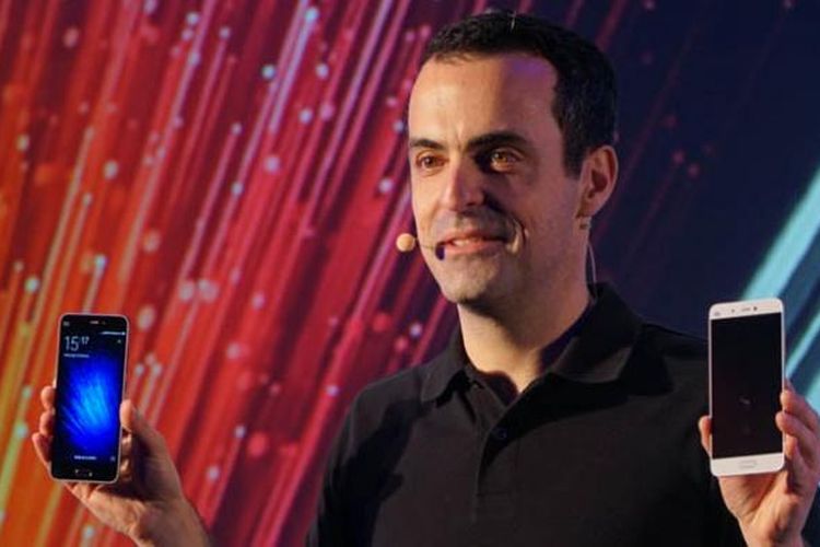 VP Global Xiaomi Hugo Barra memamerkan smartphone Android terbaru Xiaomi, Mi5 di Barcelona, Spanyol, Rabu (24/2/2016).