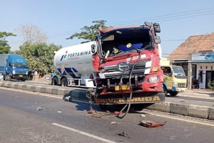 Truk Tangki Elpiji Pertamina Tabrak Trailer di Pantura Indramayu, 3 Awak Terluka