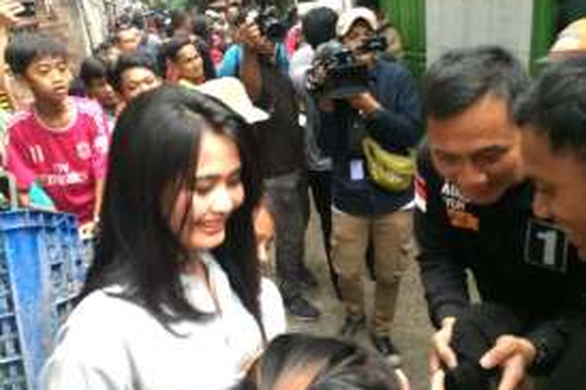 Cagub DKI Jakarta, Agus Harimurti Yudhoyono, saat diminta usap ibu hamil di Cipulir, Kebayoran Lama, Jakarta Selatan, Selasa (8/11/2016).
