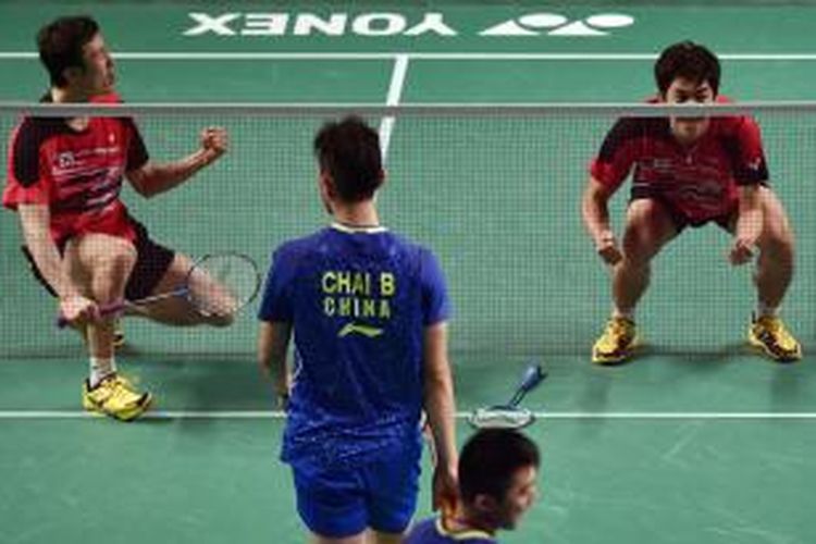 Pasangan ganda putra Korea Selatan, Lee Yong-dae (kanan)/Yoo Yeon-seong (kiri), merayakan kemenangan atas pasangan Tiongkok, Chai Biao (tengah)/Hong Wei, pada laga semifinal Australia Terbuka di Sydney Olympic Park, Sabtu (30/5/2015). Lee/Yoo menang 22-20, 21-18.