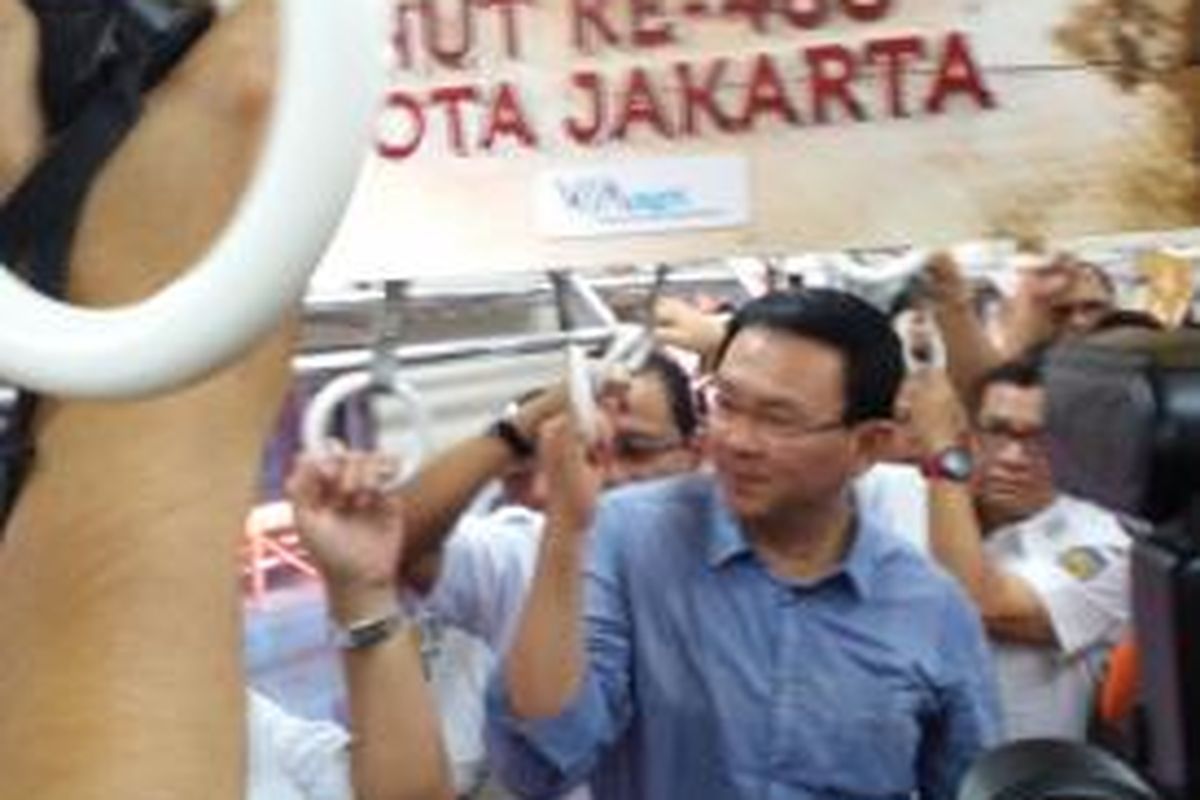 Gubernur DKI Jakarta Basuki Tjahaja Purnama menaiki kereta rel listrik (KRL) Commuter Line yang sudah didekorasi bertema 