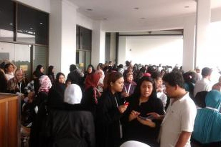 Para tenaga kerja Indonesia (TKI), saat baru tiba di Terminal 2 Bandara Soekarno-Hatta, Tangerang, Senin (19/1/2015).