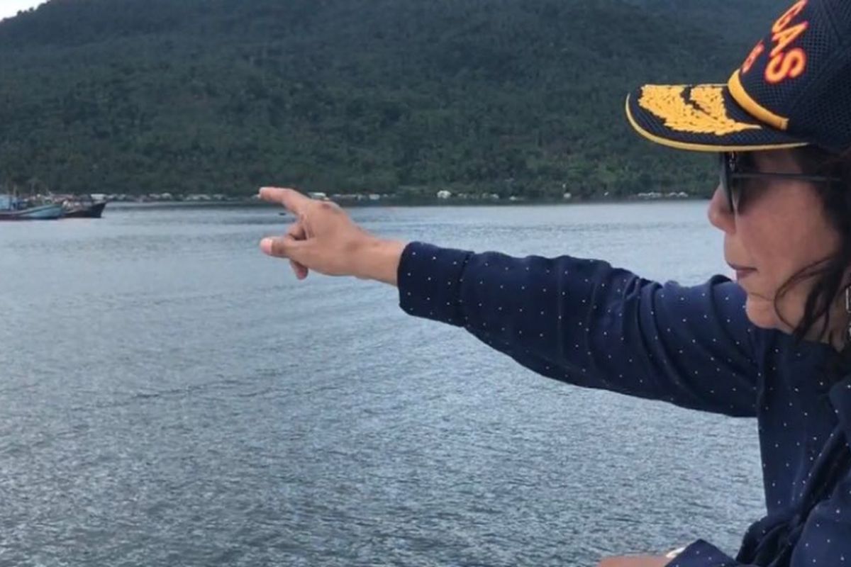 Menteri Kelautan dan Perikanan Susi Pudjiastuti saat memimpin penenggelaman 33 kapal asing pencuri ikan di perairan Selat Lampa, Kabupaten Natuna, Kepulauan Riau, Minggu (29/10/2017).