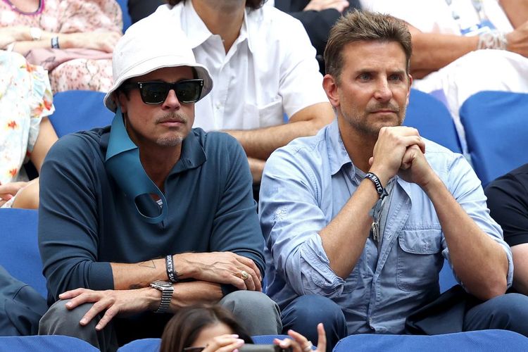 Aktor Brad Pitt dan Bradley Cooper menonton pertnadingan final tunggal putra antara Daniil Medvedev dari Rusia dan Novak Djokovic dari Serbia pada  turnamen tenis US Open 2021 di USTA Billie Jean King National Tennis Center 12 September 2021