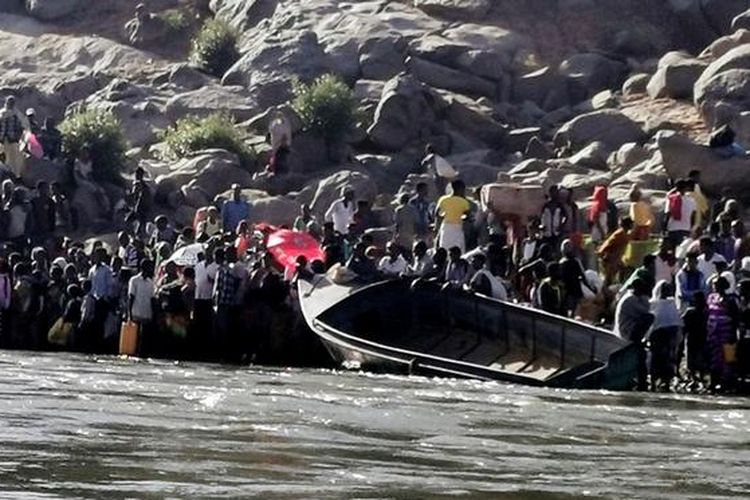 Pengungsi melarikan diri dari konflik di wilayah Tigray, Etiopia, menuju Sudan. Foto diambil pada 14 November 2020.