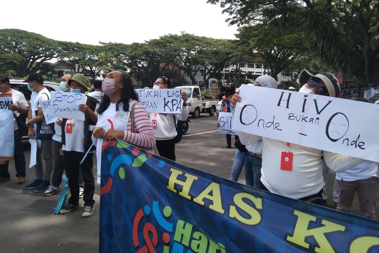 Kelompok masyarakat yang tergabung dalam Jaringan Lintas Isu Malang Raya menggelar aksi damai di depan Balai Kota dan DPRD Kota Malang pada Kamis (1/12/2022).