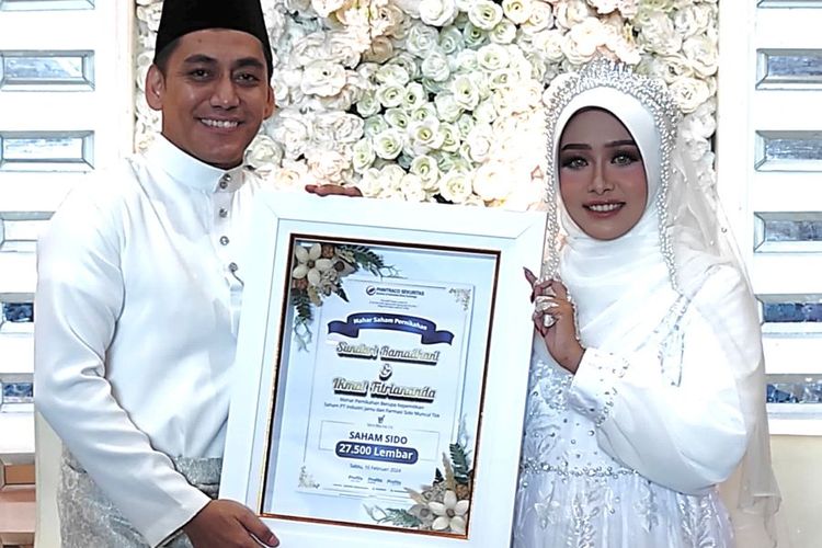 Ikmal Fitriananda dan Sundari Ramadhani melangsungkan pernikahan di Grand Mutiara Ballroom Kota Kupang dengan mahar saham.