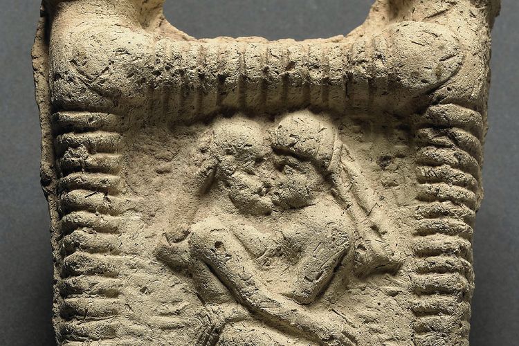 Model tanah liat dari Mesopotamia, tertanggal 1800 SM, menunjukkan sepasang kekasih sedang berciuman (Yang asli disimpan di British Museum).