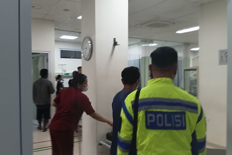 Melebihi Kapasitas, Truk Pengangkut Rombongan Pemain Sepak Bola Terbalik di Manggarai Barat