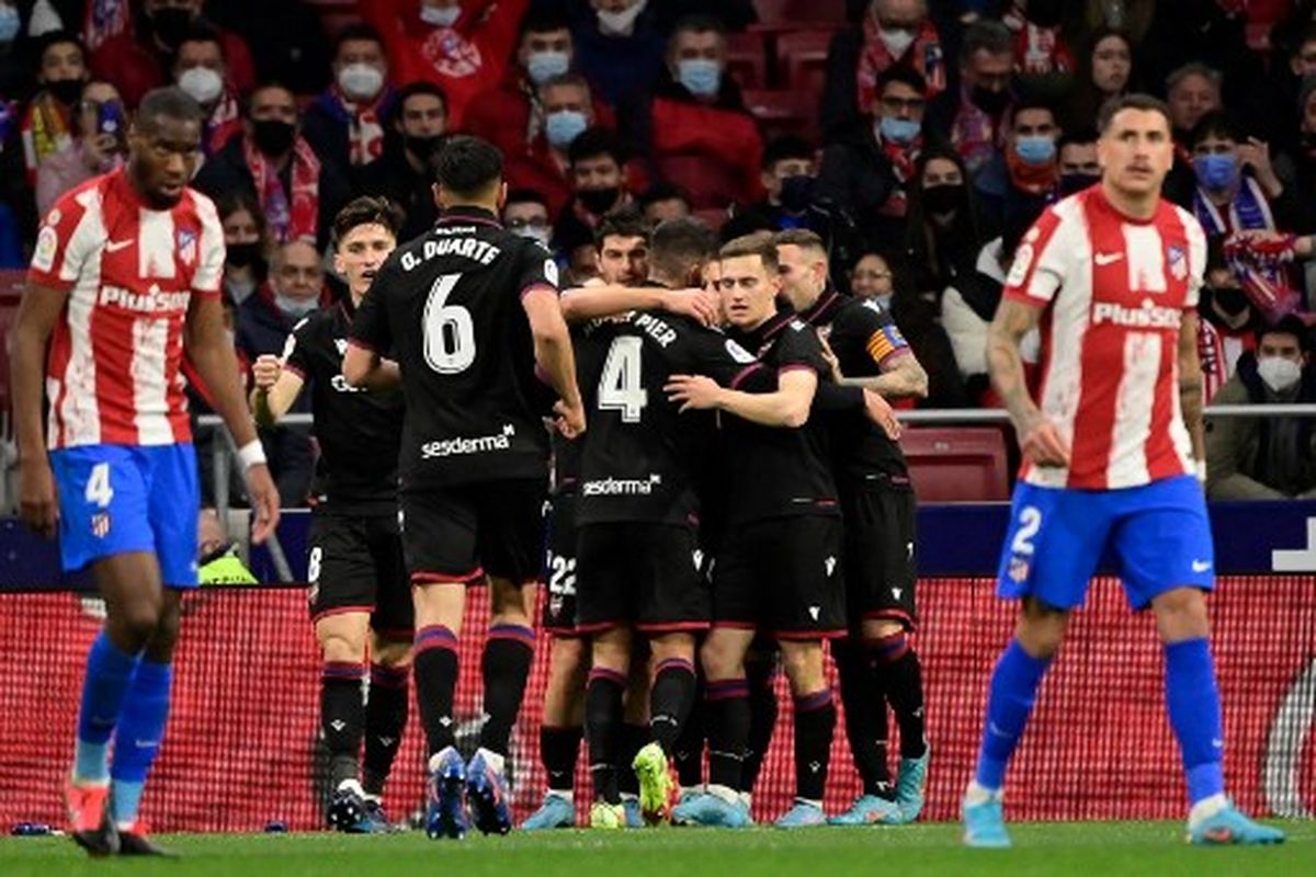 Geoffrey Kondogbia (kiri) dan Jose Maria Gimenez (kanan) tampak kecewa setelah timnya kebobolan pada laga tunda pekan ke-21 Liga Spanyol yang mempertemukan Atletico Madrid vs Levante di Stadion Wanda Metropolitano, Kamis (17/2/2022) dini hari WIB. Hasil Atletico vs Levante 0-1 untuk kemenangan tim tamu.