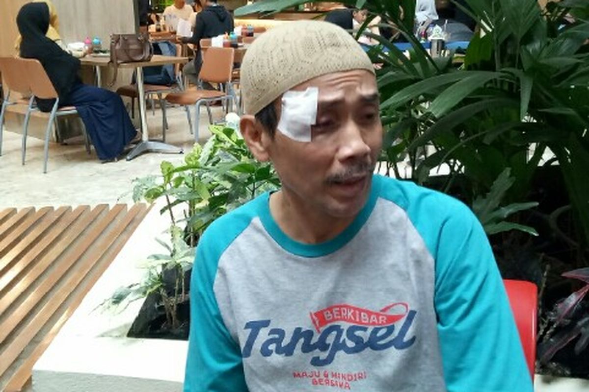 Tasrudin Muzakir, warga Pamulang, Tangerang Selatan menjadi salah satu dari tiga korban pelemparan batu saat menaiki kereta rel listrik jurusan (KRL) jurusan Parung Panjang, Selasa (18/2/2020) malam.   Akibat kejadian tersebut membuat pelipis bagian kanannya mengalami luka sobek.