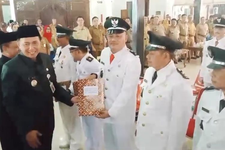 Sejumlah kades menerima SK perpanjangan masa jabatan 2 tahun menjadi 8 tahun dari Pj Bupati Brebes Iwanudin Iskandar di Pendapa Kabupaten Brebes, Jawa Tengah, Senin (27/5/2024). 