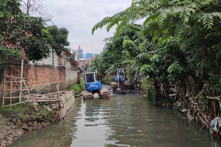 Sebanyak 2 unit alat berat diturunkan untuk mengeruk lumpur Kali Mampang tepat di Jalan Pondok Jaya X, Mampang Prapatan, Jakarta Selatan, Senin (21/2/2022). 