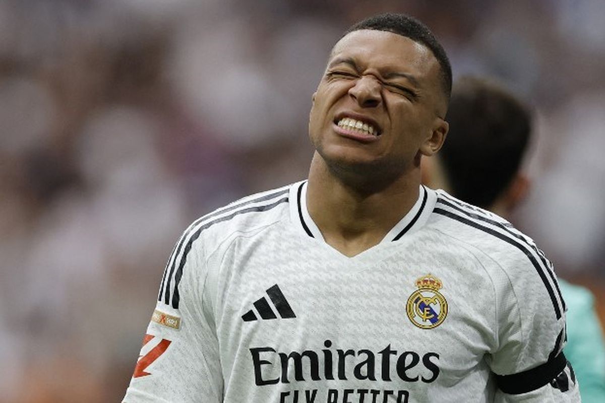 Kylian Mbappe tidak tampak dalam skuad Real Madrid saat menghadapi Al Hilal di pertandingan pembuka Piala Dunia Antarklub 2025, Kamis (19/6/2025) dini hari WIB. Bintang Real Madrid Kylian Mbappe alami gangguan lambung, yang disebut gastroenteritis, hingga harus absen dalam laga. 