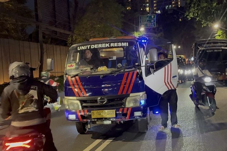 Mobil Towing Didatangkan ke Rumah Silmy Karim yang Digeledah KPK