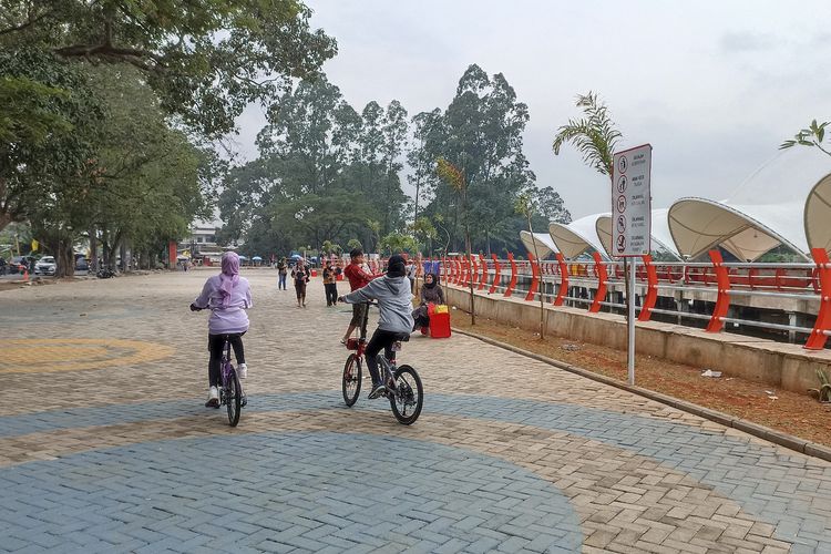 Pengendara sepeda di Situ Cipondoh, Kota Tangerang, pada Jumat (27/1/2023).
