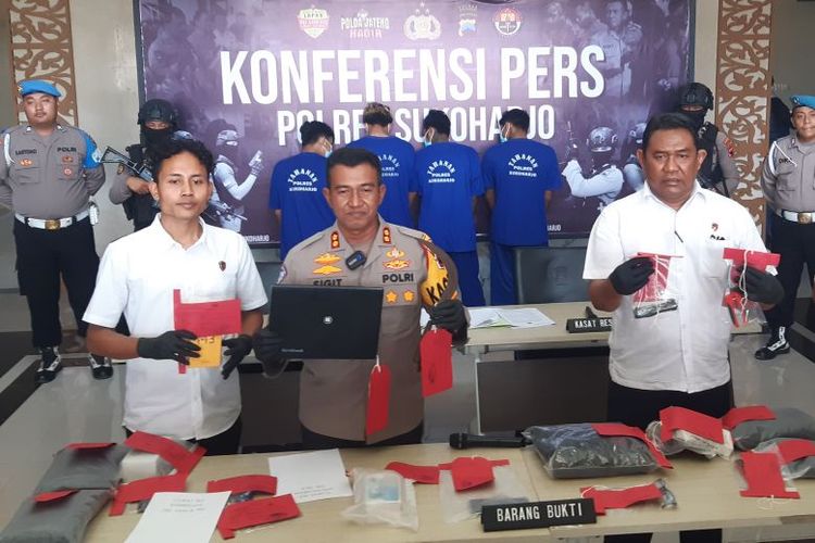 Kapolres Sukoharjo AKBP Sigit menunjukkan barang bukti dalam konferensi pers ungkap kasus di Mapolres Sukoharjo, Jaqa Tengah, Senin (29/7/2024).