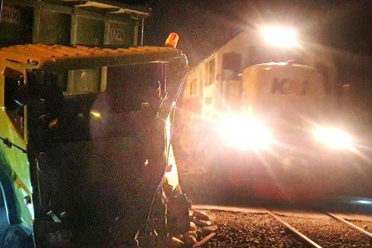 Kecelakaan antara truk dan Kereta Api (KA) Wijayakusuma terjadi di Kabupaten Mojokerto, Jawa Timur, Rabu (22/11/2023) malam. Peristiwa ini terjadi di pelintasan tanpa palang pintu, Damarsi, Desa Kepuhanyar, Kecamatan Mojoanyar, Mojokerto.
