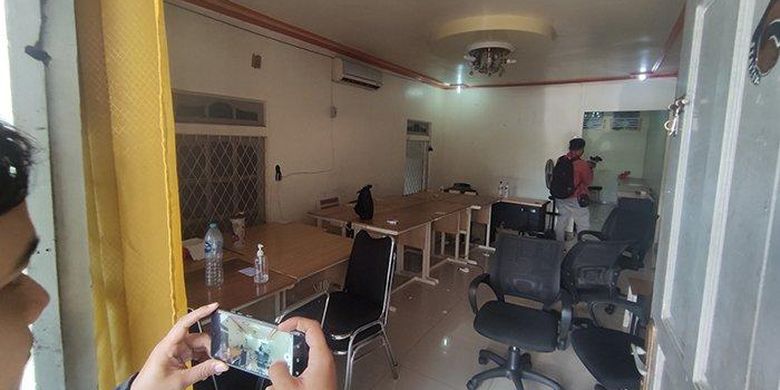 Polisi menutup rumah yang dijadikan kantor pinjaman online di Gang Syukur 1, Jalan Veteran, Kecamatan Pontianak Selatan, Kota Pontianak, Kalimantan Barat, Sabtu 16 Oktober 2021. Setidaknya ada 14 orang yang diamankan di kantor tersebut untuk dilakukan pemeriksaan oleh Polda Kalimantan Barat.