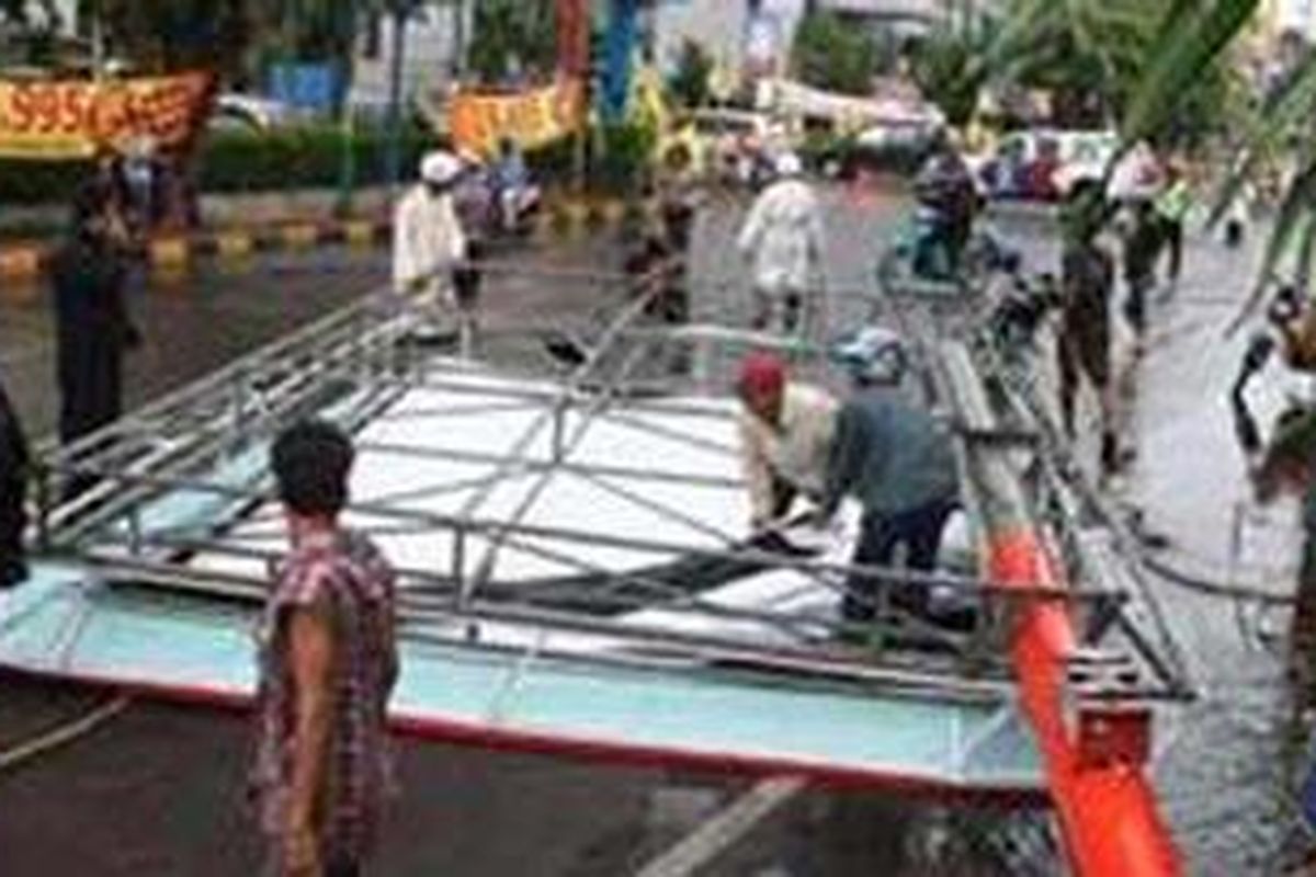 Ilustrasi : Papan reklame roboh