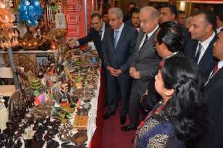 Perdana Menteri Mesir Sharif Ismail mengunjungi stan Indonesia pada pembukaan Pameran Dagang Internasional Kairo ke-49 atau The 49the Cairo International Fair (CIF) di Kairo, Mesir, 16 Maret 2016. Pameran ditutup pada Jumat (1/4/2016).