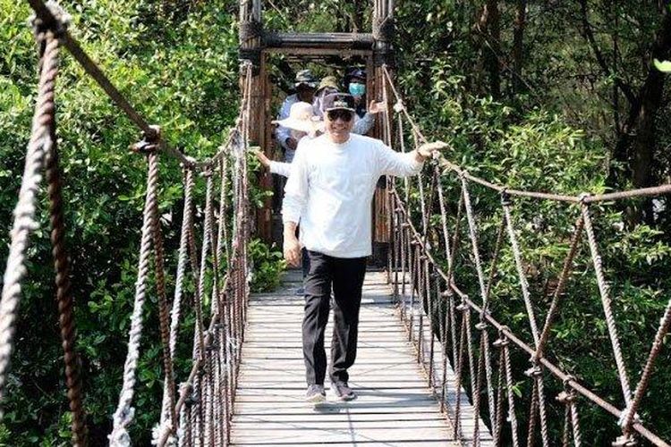 Wali Kota Surabaya Eri Cahyadi saat meninjau proyek Kebun Raya Mangrove di kawasan Gunung Anyar.