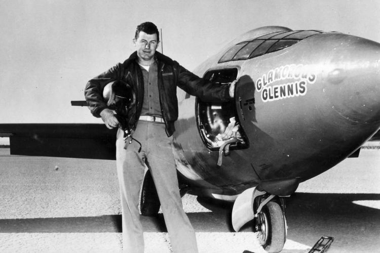 Chuck Yeager dan pesawat Bell Aircraft X-1 yang dibawanya menembus kecepatan suara dengan melaju 1.100 km/jam pada Oktober 1947.