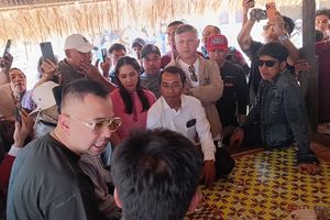Kunjungi Warga Desa Adat Sade yang Terbakar, The Dudas Minus One Beri Bantuan Rp 1 Miliar