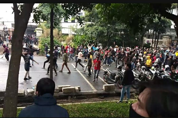 Massa terlibat saling lempar dengan petugas kepolisian dalam demo UU Cipta Kerja di Jalan Diponegoro, Bandung, dekat area Gedung Sate, Kamis (8/10/2020).